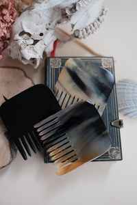 Peine Artesanal Tradicional Hecho de Cuerno de Búfalo, Materiales Naturales que Favorecen el Crecimiento Saludable del Cabello, Textura Suave - Product Image 3