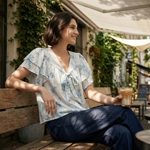 Chemise à fleurs bleues de style français 2026, à pois blancs suisses, pour femmes, été, manches bouffantes à volants, col en V à nouer devant - Product Image 3