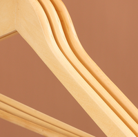 Cintres en bois personnalisés pour hôtels et blanchisseries de la marque Lavinia Hanger Factory