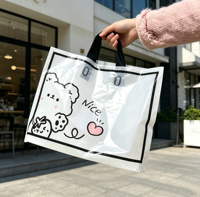 Sacs fourre-tout en plastique imprimés en gros avec logo personnalisé et poignée découpée pour les magasins de chaussures, de vêtements, les boutiques et l'emballage cadeau