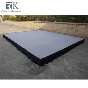 Escenario de Plataforma con Acabado Alfombrado Gris y Faldas Negras, Escenario para Eventos en Oferta - Product Image 2