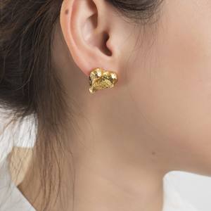 Pendientes de tuerca de latón chapados en oro de 18 quilates al por mayor, joyería Vintage, pendientes de tuerca de moda con corazón martillado para mujer - Product Image 3