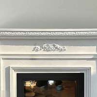Cheminée en marbre blanc sculptée à la main avec colonne cannelée et relief floral, cadre de cheminée décoratif pour salon de villa intérieur