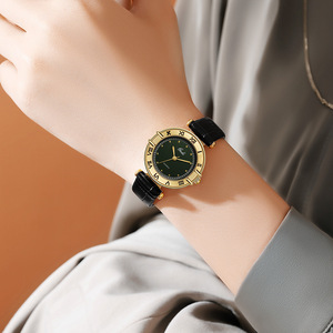 Reloj de cuarzo con correa de cuero negro y números romanos en tono dorado para mujer - Product Image 4