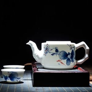 Ensemble de vaisselle à thé artistique chinois - Tasses en porcelaine bleue et blanche avec boîte cadeau en bois - Parfait pour un cadeau de pendaison de crémaillère - Product Image 4