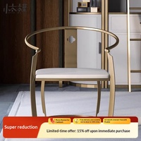 Chaise de salon de style chinois minimaliste avec finition en métal poli 18K pour un luxe discret