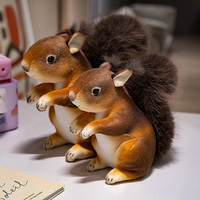 Peluche d'écureuil réaliste et adorable avec une queue moelleuse, douce et câline, disponible en deux tailles, idéale pour les cadeaux et la décoration intérieure