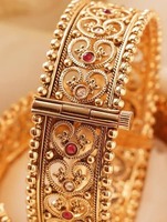 Bracelet en laiton filigrané orné, motif linéaire, accents de pierres rouges, écologique, fait main, traditionnel, pour femmes, pour mariage/fête/événement