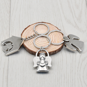 Bán Buôn Nhà Máy Chuyên Nghiệp Tùy Chỉnh Thiên Thần Keychain Quyến Rũ Chất Lượng Cao Cứng Mềm Men Móc Khóa - Product Image 3