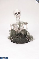 Squelette animé AROMA de 15 pouces avec son et mouvements de la tête pour tables d'Halloween et présentations intérieures