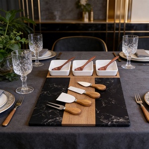 Tabla de Quesos Rectangular Personalizada y Sostenible de Mármol y Madera de Acacia con 3 Tazones de Cerámica - Product Image 3