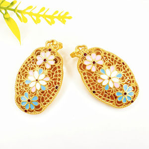 จี้ดอกไม้ลายฉลุสีทองทรายโบราณ โลหะผสมสังกะสี สร้อยคอเสื้อสเวตเตอร์ เครื่องประดับ ของขวัญสำหรับทุกเพศ - Product Image 1