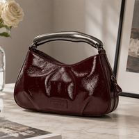 Sac à bandoulière en cuir PU brillant pour femme, sac à main sous le bras, forme incurvée, poignée métallique, sac à main tendance pour tous les jours