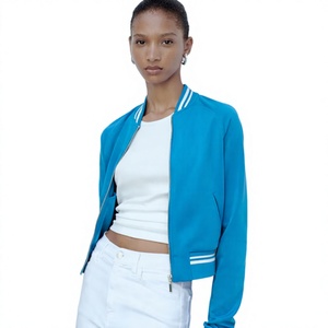 Veste universitaire tendance pour femme, confectionnée avec un matériau confortable et des détails côtelés élégants pour un style moderne au quotidien. - Product Image 1