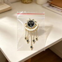Lencana Kerah Sun Moon Pabrik Kunshan Berlapis Emas dengan Rantai Gantung Berhiaskan Bintang, Pin Rantai Enamel Keras Kustom