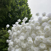 Mur de fleurs artificielles 5D en plastique rouge moderne, écologique et durable, avec effets lumineux pour mariages en extérieur