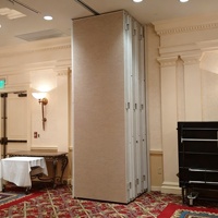 Vente directe d'usine, cloison murale coulissante de conception moderne, absorption acoustique hautement efficace, murs mobiles pour banquet, maternelle