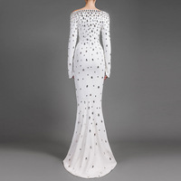 Robe longue blanche élégante en crêpe à col en V ornée de diamants, collection mode luxe 2026 pour femme