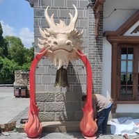 Sculpture géante personnalisée de tête de dragon doré en fibre de verre pour extérieur avec arche cloche, statue d'art chinois en PRV pour la décoration de jardins et de temples