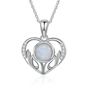 Collier pendentif cœur Claddagh en argent sterling S925 avec opale et accents de zirconiums cubiques, bijoux celtiques pour femmes - Product Image 1