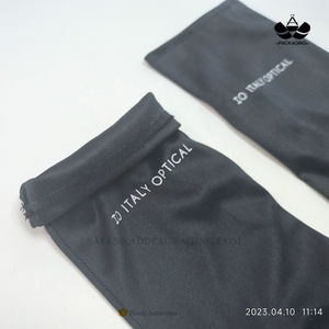 Guantes Negros de Microfibra Personalizados con Logotipo Blanco para Vendedoras de Joyería - Product Image 4