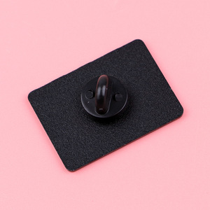 Broche en émail humoristique et sarcaste : Que leurs âmes brûlent en enfer – Épinglette rétro pour fille coquette, humorisme noir, bénédiction torsadée - Product Image 5