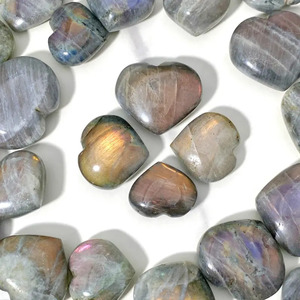 Cœur en labradorite naturelle polie, sculpté, avec éclat violet, pour cadeau, vente en gros - Product Image 4