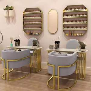 Exhibidor de Pared con Diseño Personalizado, Estante de Madera con Luz LED, Exhibidor de Ropa Dorado para Tienda de Ropa - Product Image 3