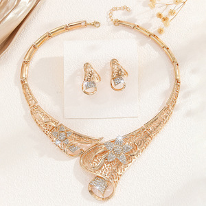 Europe and the United States hot gold zinc alloy inlaid <b>white</b> rhinestone hollow flower necklace earrings set women's jewelry - Product Image 2