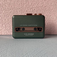 Lecteur de cassette rétro avec fonction d'inversion automatique, son stéréo et alimentation USB pour les amateurs de musique et l'apprentissage de l'anglais - Rose et vert