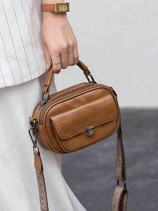 Sac à bandoulière décontracté en similicuir marron avec poche avant et sangle réglable - Product Image 2