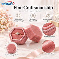 Boîte à bijoux hexagonale de luxe en velours avec logo personnalisé, mini emballage cadeau pour bijoux, boîte à bijoux en velours haut de gamme pour présentation de demande en mariage
