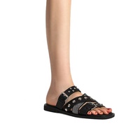 Sandales plates d'été à bout ouvert pour femmes avec boucle cloutée, détails en strass et maille respirante, légères et tendance