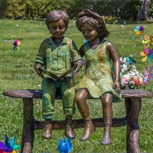 Statue de bronze grandeur nature d'un garçon et d'une fille sur un tronc d'arbre lisant un livre pour <span class=keywords><strong>la</strong></span> décoration de jardin - Product Image 2