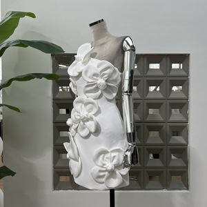 Robe mini moulante blanche élégante à fleurs cousues à la main, coupe ajustée, à une épaule, pour l'été - Product Image 3