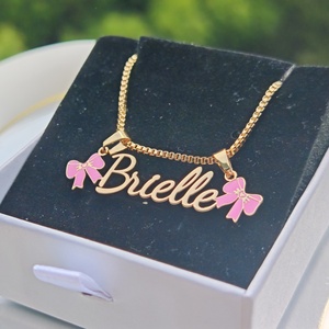 Collana Personalizzata Qiuhan con Nome in Oro e Fiocchi Rosa, Ciondolo a Cuore con Fiocco Personalizzato, Gioiello Unico Regalo per Ragazze - Product Image 3