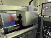 Machine d'emballage multi-produits pour oreillers avec alimentation pneumatique à double voie pour sucettes glacées, bonbons, chocolats, biscuits et snacks