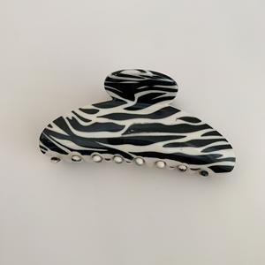 Pince à cheveux vintage en résine plastique brillante à motif léopard, zèbre et damier - Product Image 5
