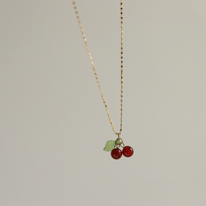 Collier tendance pour femme en acier inoxydable plaqué or 18 carats avec chaîne à maillons ondulés et pendentif cerise en agate calcédoine pour soirée - Product Image 2