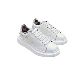 Zapatos Casuales de Mujer de Cuero de Alta Calidad al por Mayor, Zapatos Deportivos para Hombre con Suela Gruesa para Caminar - Product Image 1