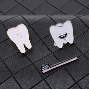 Spilla in smalto morbido con denti in metallo e smalto simpatica divertente con spilla per spazzolino da denti con spillo placcato in oro per decorare con spilla da dentista - Product Image 1