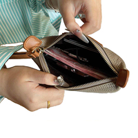 Dompet Clutch Kulit Sapi Asli Dua Warna Kontras dengan Tali Pergelangan Tangan dan Ritsleting Atas untuk Wanita