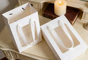 Caja Cuadrada Blanca Lisa con Ventana y Asa, Hecha de Cartón Blanco Grueso, Forro de Esponja, Embalaje Ecológico para Regalos - Product Image 3