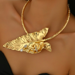 Collar con colgante de hoja de plátano dorado, gargantilla de aleación de zinc para mujer, joyería de fiesta XL5719 - Product Image 1