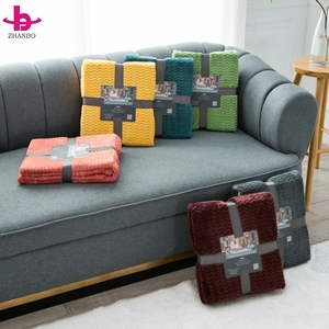 Couverture en flanelle tricotée gaufrée à rayures modernes, plaid doux en polaire côtelée, polyester recyclé, utilisation quatre saisons pour maison de luxe - Product Image 6