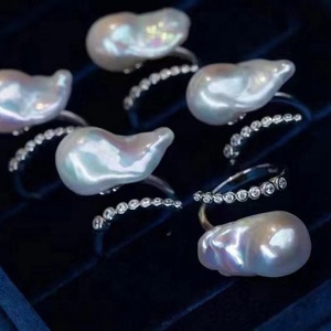 Anello Barocco di Nicchia con Apertura Regolabile e Unico Design in Argento Sterling con Perle Edison d'Acqua Dolce - Product Image 4