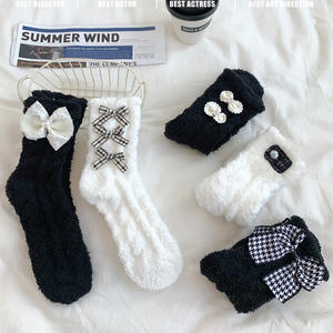 Bajo MOQ Invierno Bowknot Grueso <span class=keywords><strong>Dormir</strong></span> Cama Calcetines Microfibra Coral Fleece Fuzzy Home Mujeres Calcetines esponjosos - Product Image 1