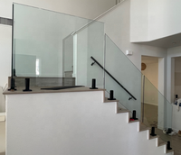Rampe extérieure murale avec balustrade en verre, fixation par spigot européen