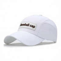 Witte baseballcap met 6 panelen, verstelbaar, ademend, unisex, casual pet met geborduurd logo op het voorpaneel, geschikt voor lente en zomer.