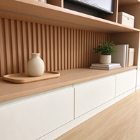 Lemari TV Dinding Penuh Modern Custom, Warna Putih Motif Kayu, Dilengkapi Penyimpanan Terintegrasi, Rak Pajangan, untuk Ruang Tamu